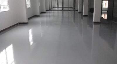 水泥自流平地坪能在潮濕基面上施工嗎？