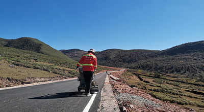 道路交通標線施工對于路面排水縫設置有哪些要求？